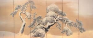 国宝 雪松図屏風 円山応挙筆 江戸時代・18世紀 本図の制作経緯を示す史料は未だ見つかっていないが、長生と永遠の象徴たる松が大きく描かれ、金泥できらびやかに彩られた画面からは、三井家のハレの日の中でもとりわけ特別な日に用いられたことが想像される。実際に明治20年(1887)には、明治天皇への献茶席にて使用された。